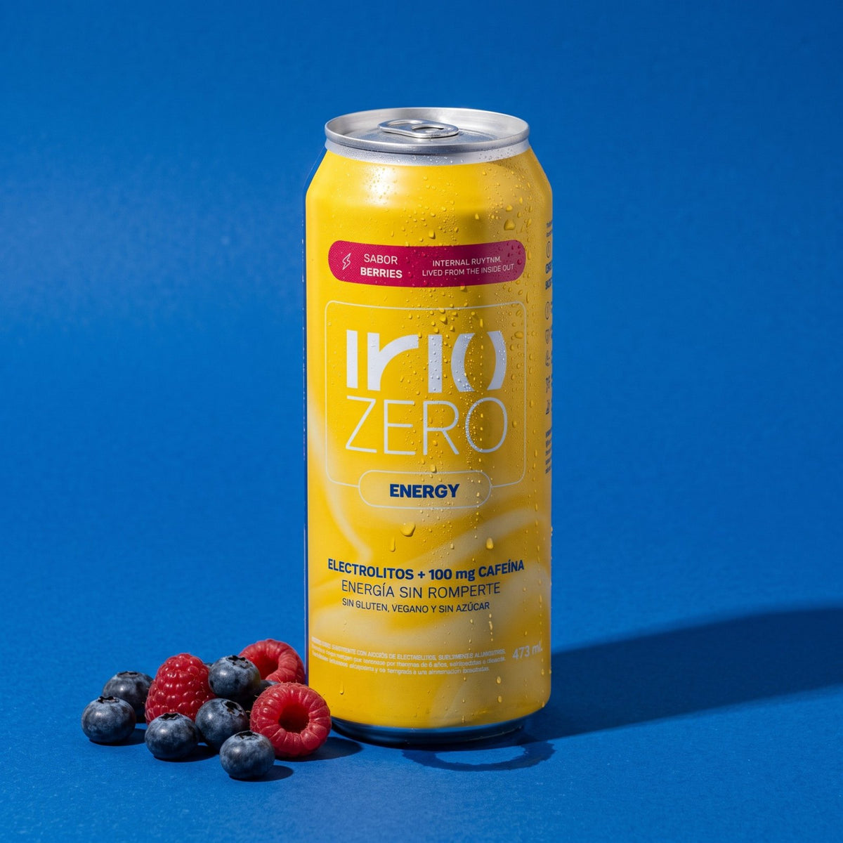 Lata de Irio ZERO Energy Berries con arándanos y frambuesas sobre fondo azul