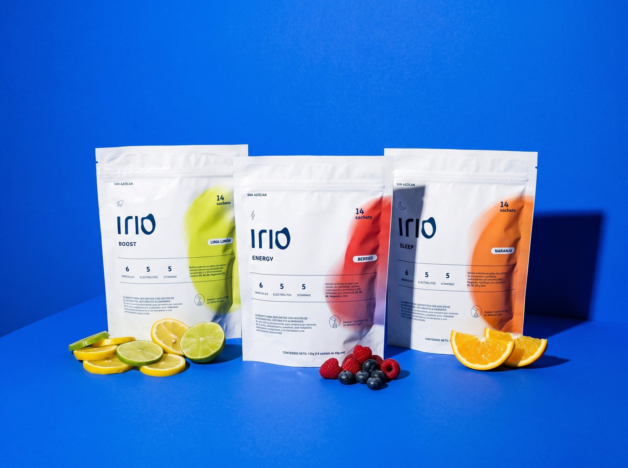 Irio Boost Lima Limón, Energy Berries y Sleep Naranja sobre fondo azul