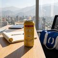 Lata de Irio ZERO Energy Berries en un escritorio del piso 20 con vista a Santiago, a las 14:00