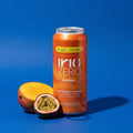Lata de Irio ZERO Recovery Tropical con mango y maracuyá sobre fondo azul