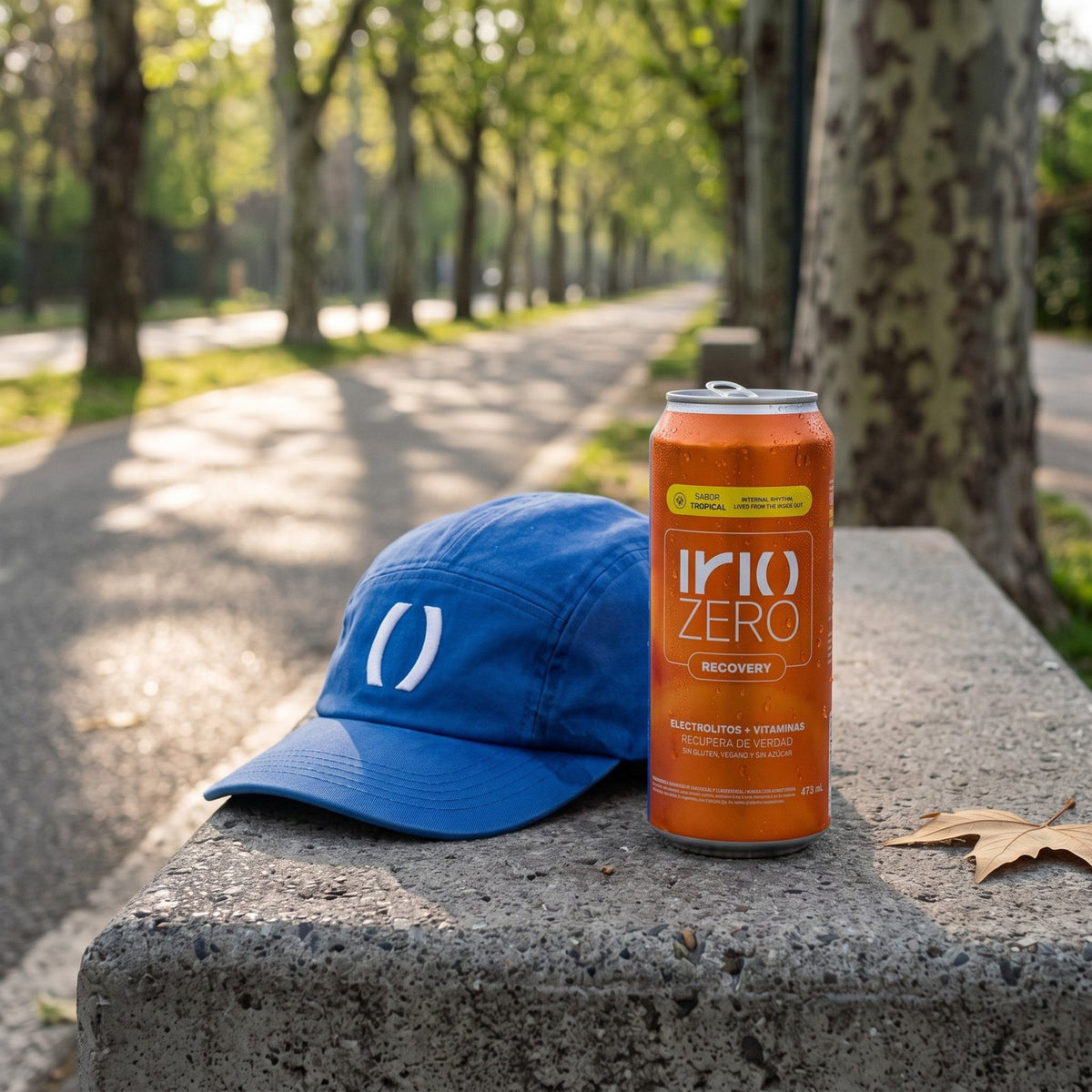 Lata de Irio ZERO Recovery Tropical en una banca de la ciclovía Pocuro junto a un jockey azul de Irio